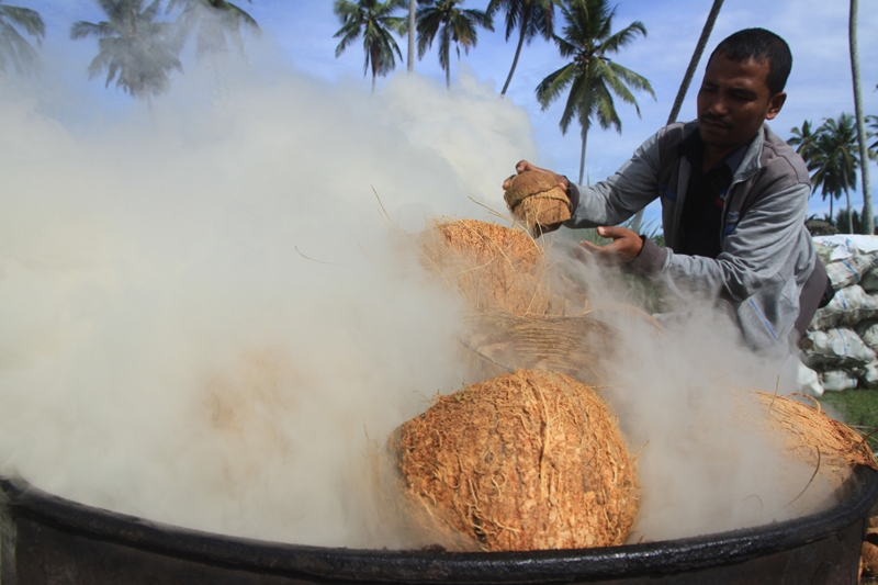 Olahan Batok Kelapa Pesisir Selatan Tembus Pasar Global