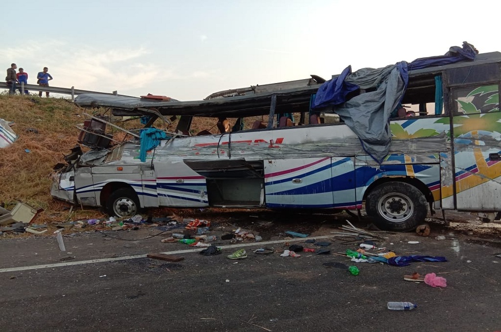 Bus Terguling di Tol Kanci-Pejagan, 3 Orang Tewas