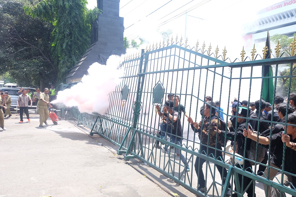 Unjuk Rasa Ricuh, Pagar Kantor Gubernur Jateng Rusak