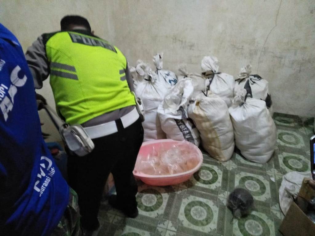 Pabrik Ciu Rumahan di Tangerang Digerebek