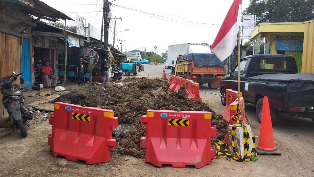 Pipa PDAM di Tangerang Pecah
