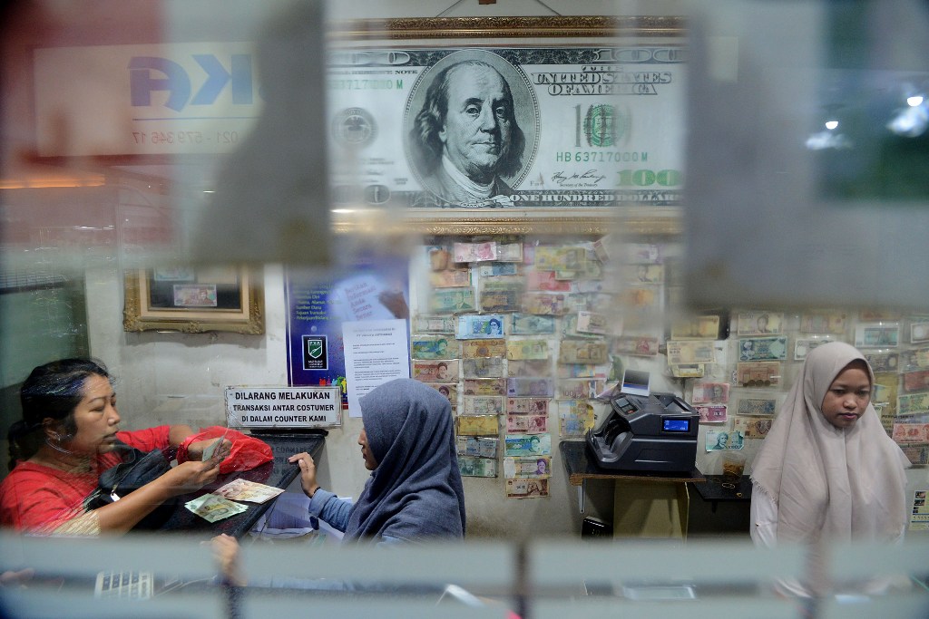 Rupiah Turun ke Rp14.806/USD