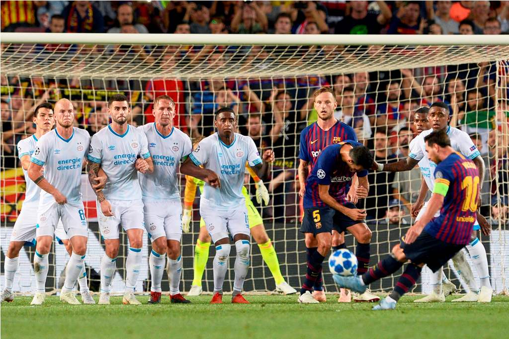 Hat-trick Messi Antar Barcelona Bekuk PSV Eindhoven