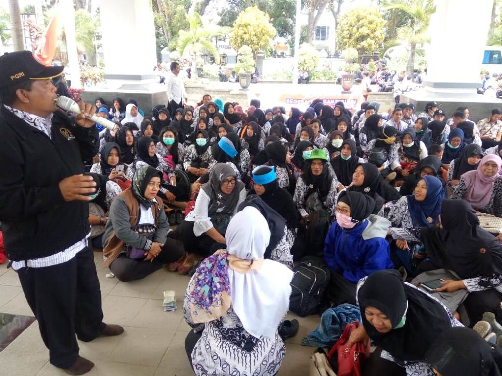 Ribuan Guru Honorer di Malang Tuntut jadi PNS tanpa Tes