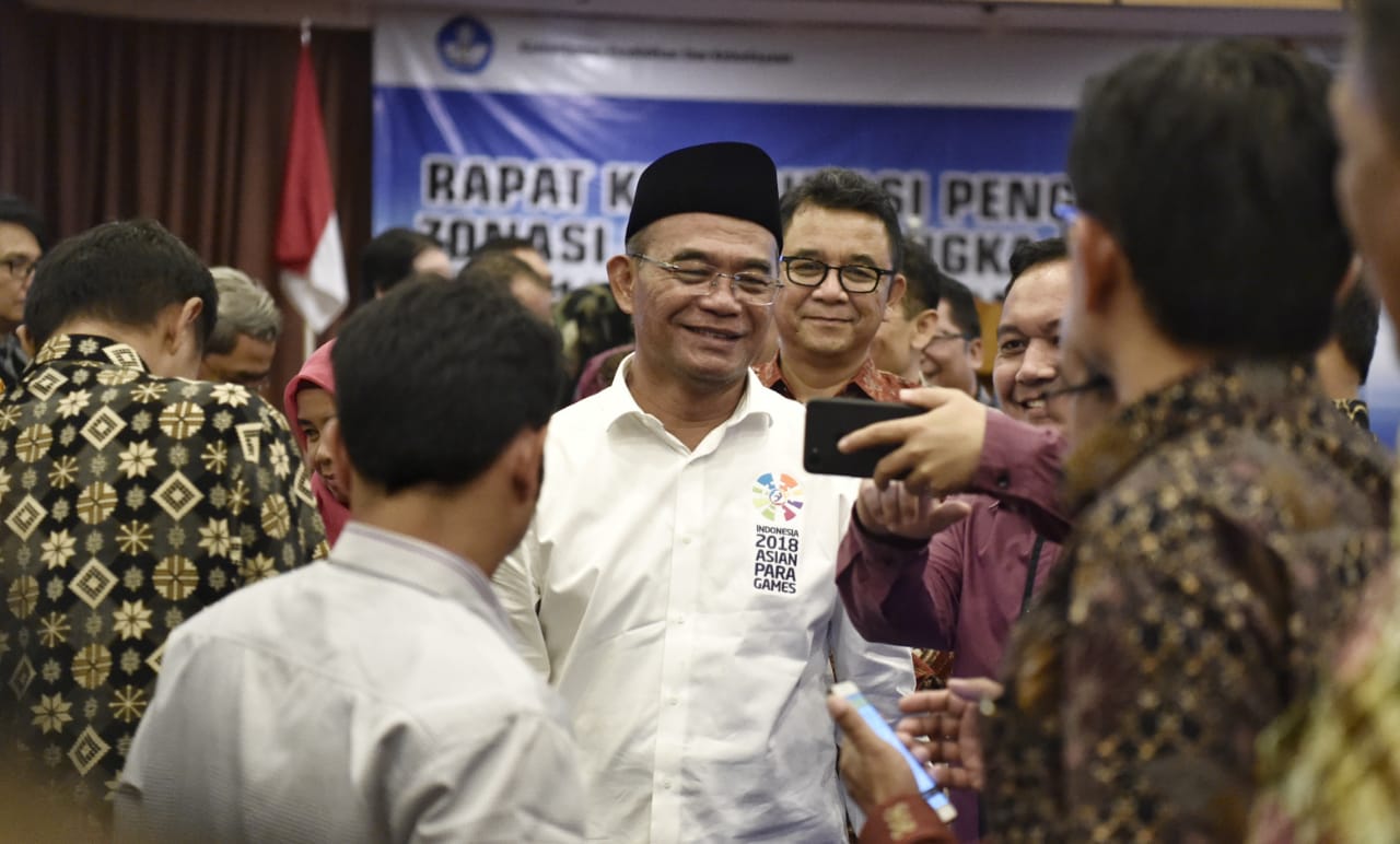 Mendikbud Surati Daerah Agar Tidak Angkat Honorer Lagi
