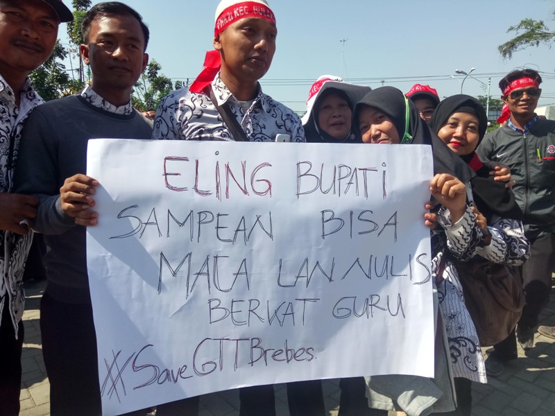 Ribuan Honorer di Brebes Demo Tolak CPNS