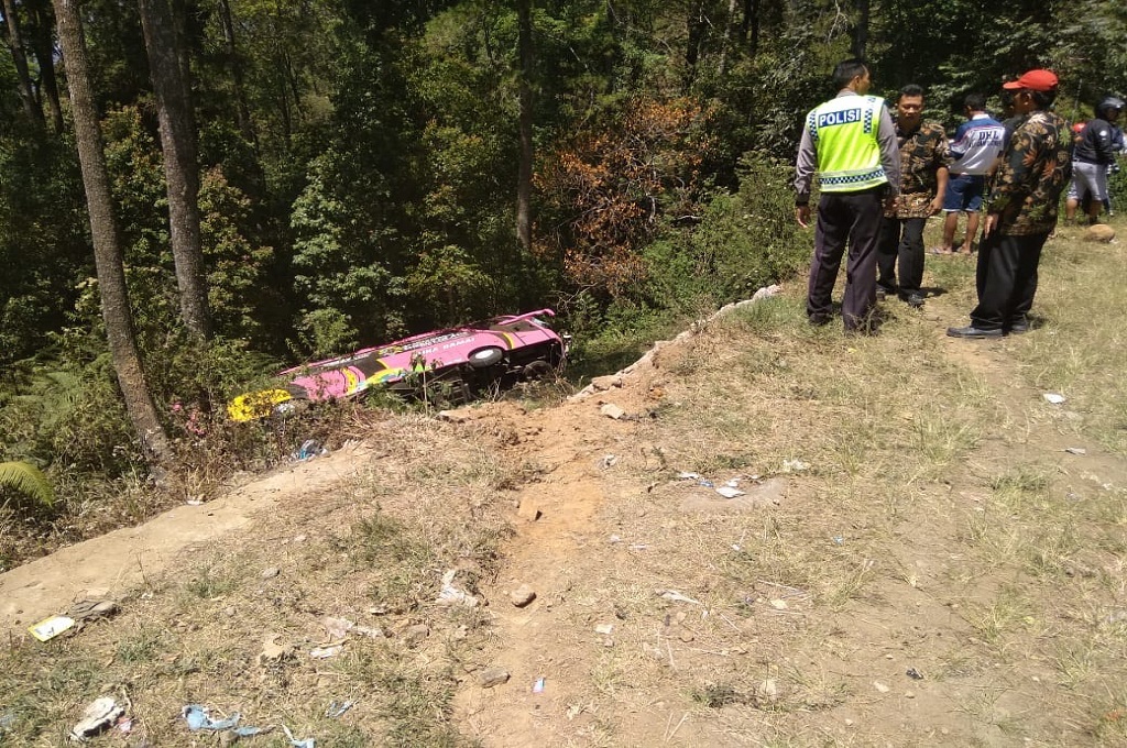 Bus Angkut Pelajar Terguling di Magetan, 1 Orang Tewas