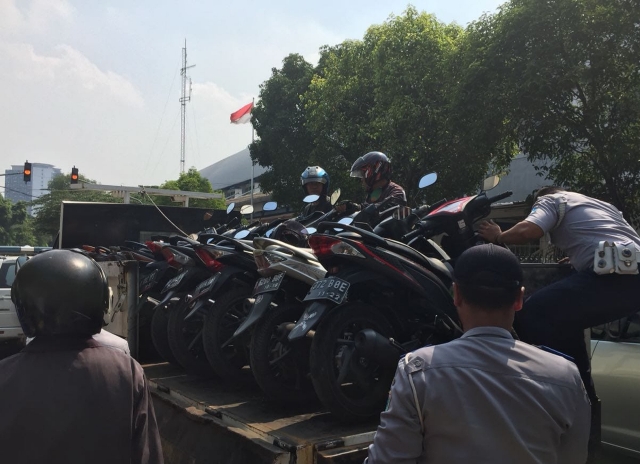 Parkir di Trotoar Stasiun Palmerah, 10 Motor Diangkut