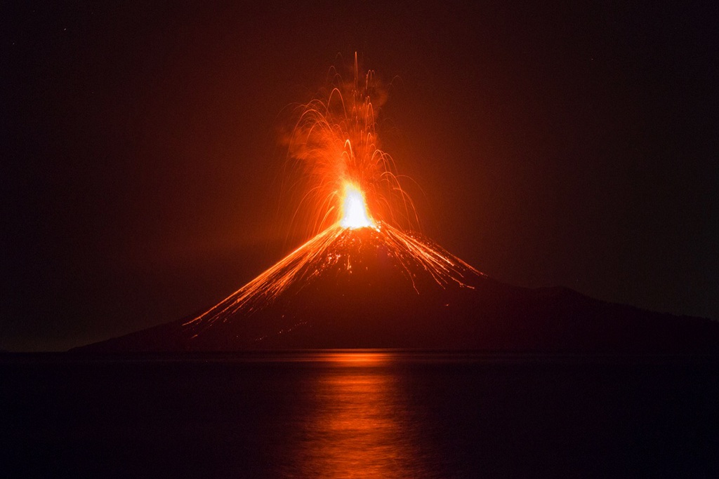 Erupsi Gunung Anak Krakatau Tergolong Kecil