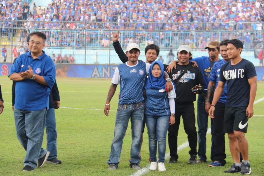 Aremania Lamar Kekasihnya sebelum Laga Arema vs Persebaya