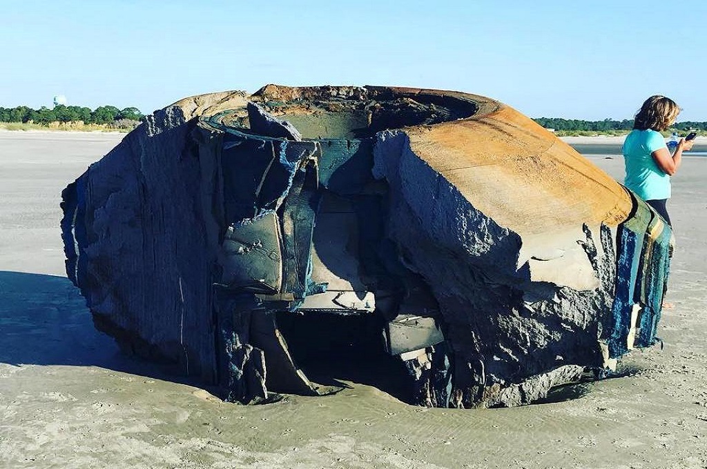 Objek Bundar Misterius Terdampar di Pantai AS