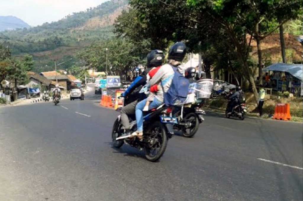 Tutup Barang Bawaan di Motor, Jaga Konsentrasi Pengendara
