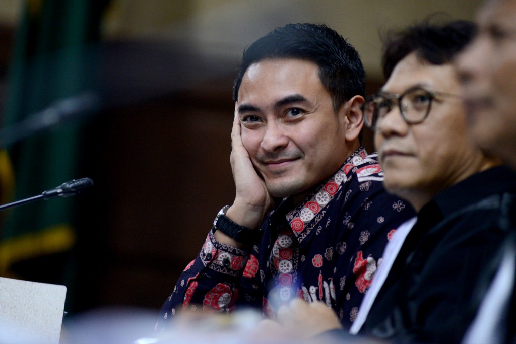 Kontraktor Bantah Menghadiahkan Zumi Zola Alphard