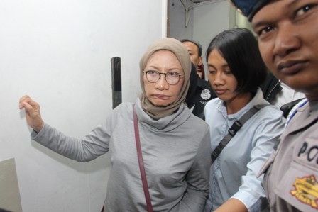Atiqah Hasiholan Belum Jenguk Ratna Sarumpaet