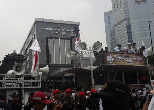 Pendukung Amien Rais Menempel di Gerbang Mapolda Metro