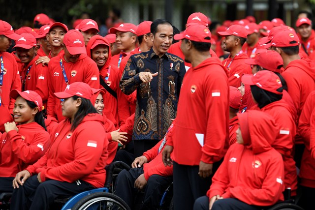 Jokowi Menyemangati Atlet Angkat Besi
