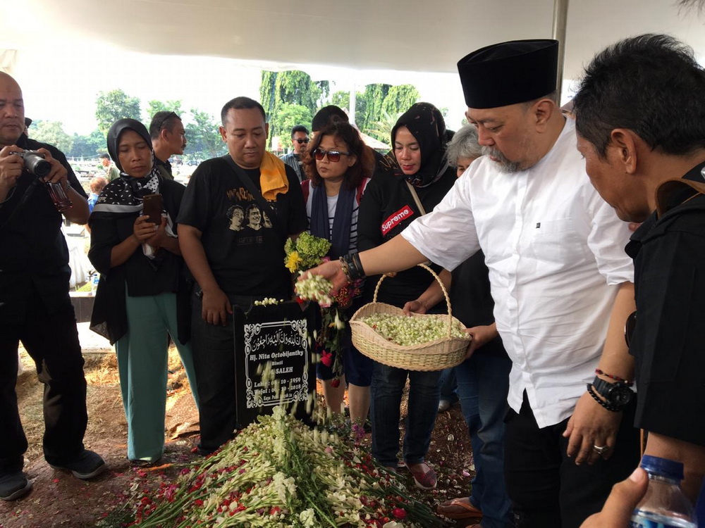 Sebelum Divonis Kanker, Istri Indro Warkop Awalnya Batuk-Batuk