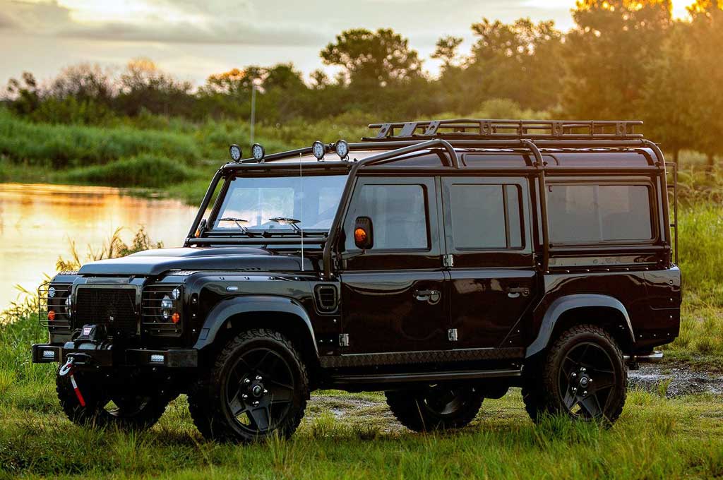 Land Rover Defender Pinjam 'Jantung' Corvette