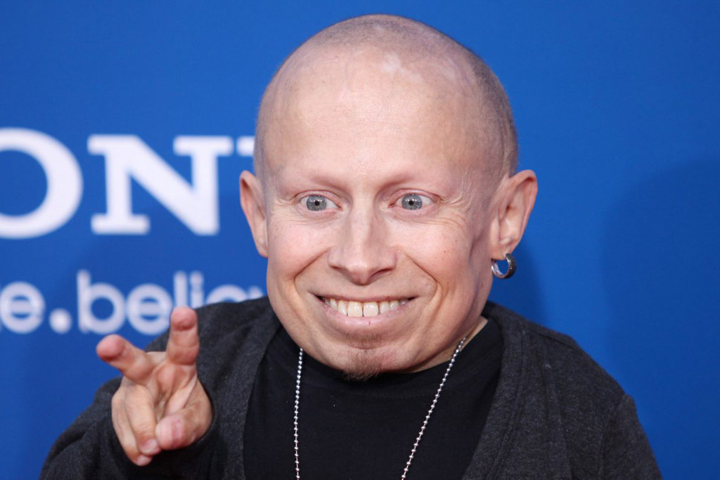 Pemeran Mini-Me dalam Film Austin Powers Dinyatakan Bunuh Diri