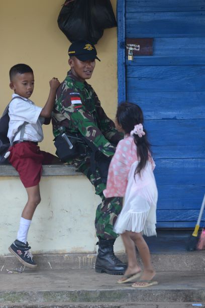Sekolah di Perbatasan Rekrut Tentara untuk Mengajar