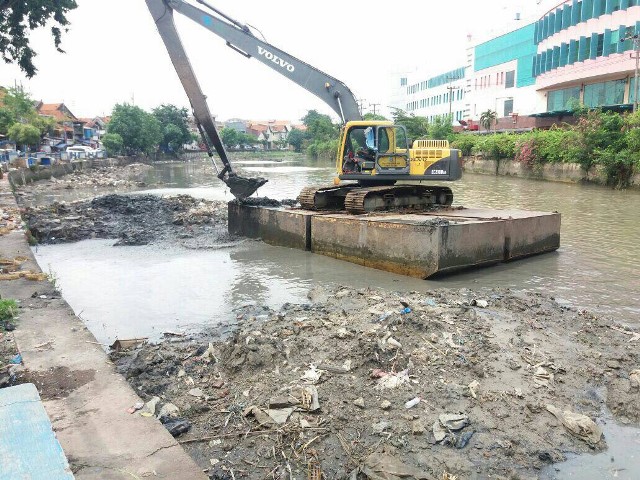 Surabaya Genjot Pengerukan Lumpur Jelang Musim Hujan