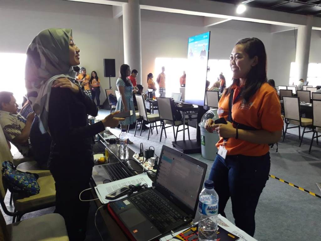 Gesitnya Relawan Ask Me di Perhelatan IMF-WB 2018