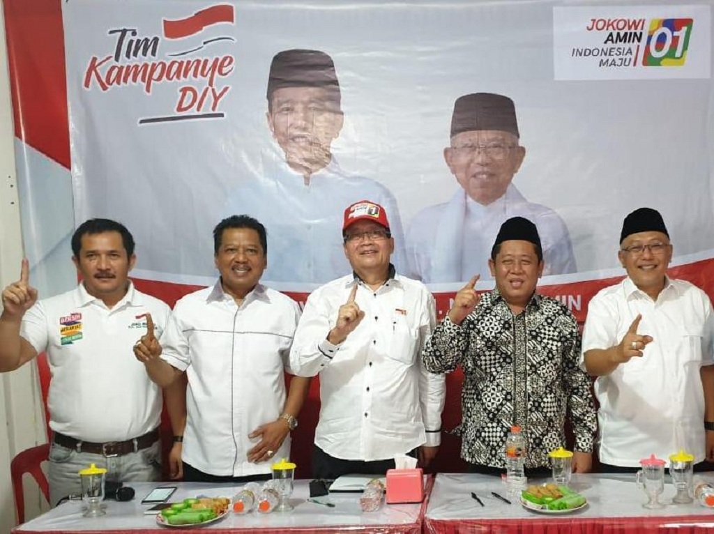 Warga Yogyakarta Antusias Sambut Kedatangan Maruf Amin