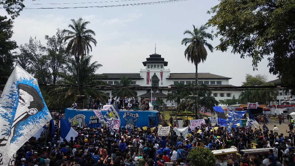 Tuntut Keadilan PSSI, Ribuan Bobotoh Geruduk Gedung Sate