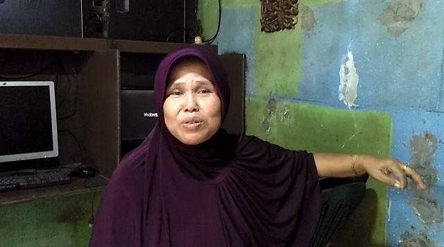 Antisipasi Banjir, Warga Kedoya Evakuasi Barang Berharga