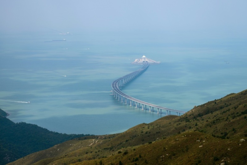 Jembatan Terpanjang Dunia Dibuka Disertai Reaksi Kritis