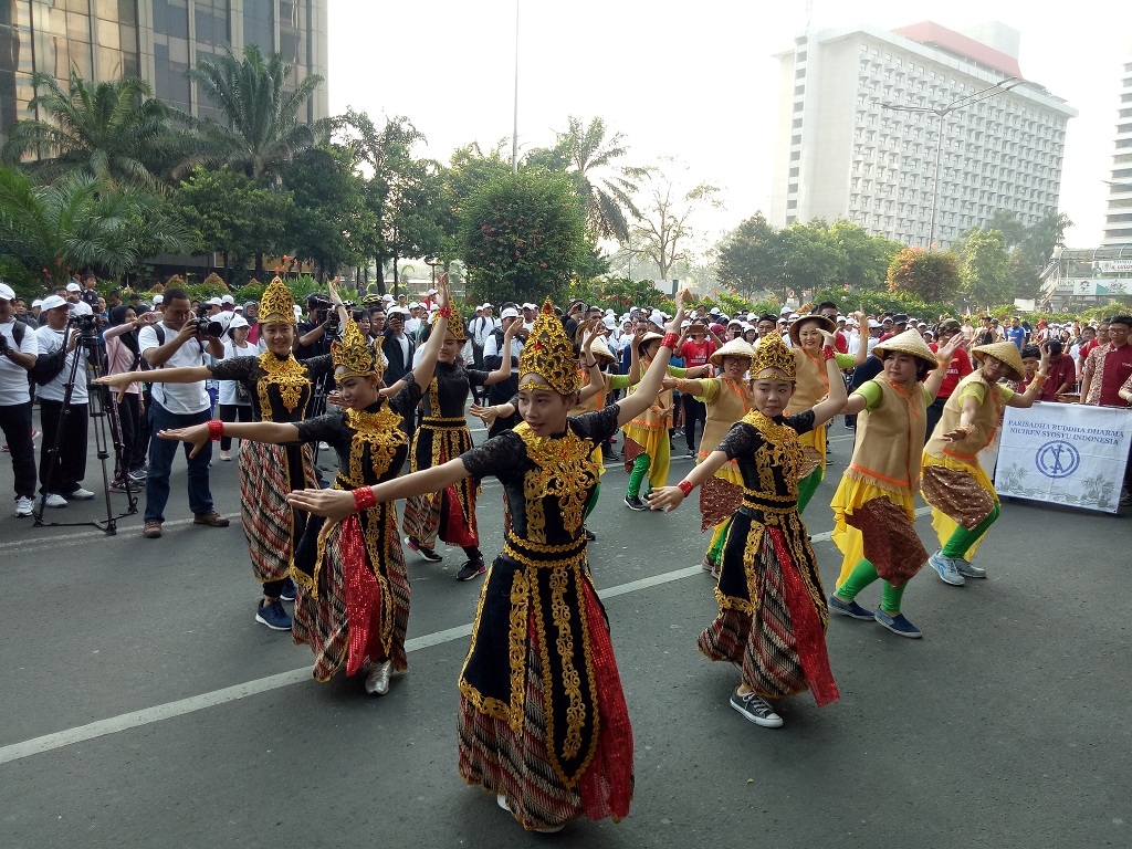 Kesenian Tradisional Meriahkan Gerak Jalan Kerukunan Umat Beragama
