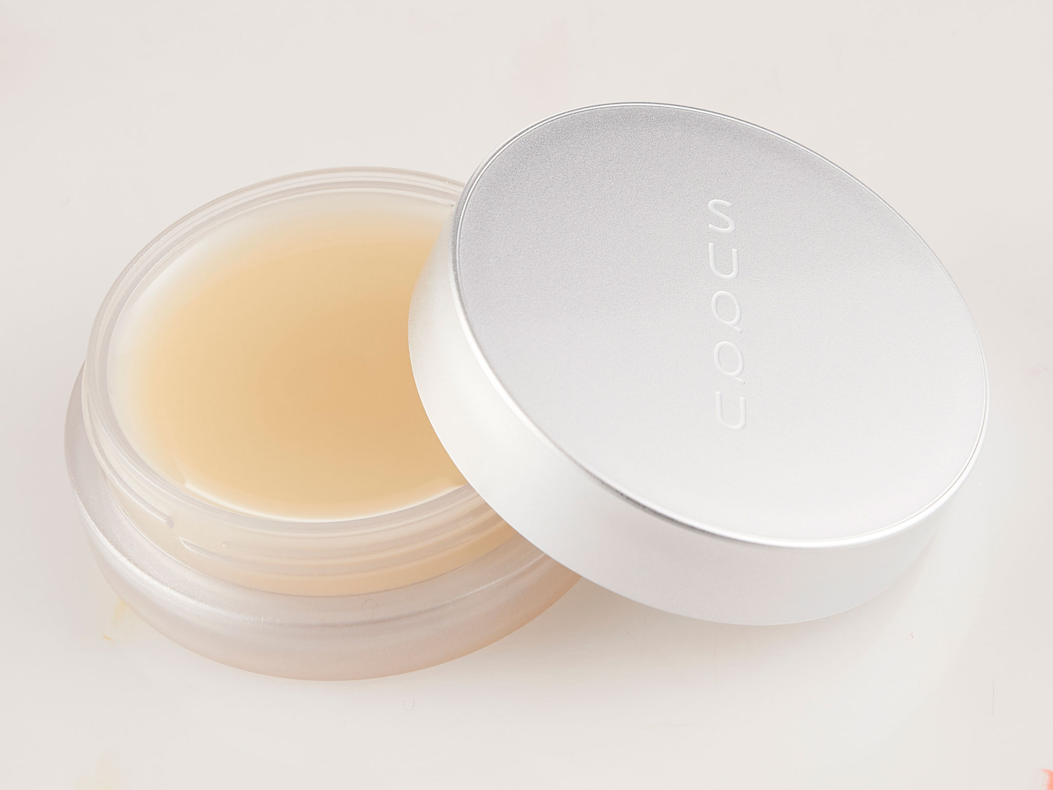 Mengatasi Lingkar Gelap di Bawah Mata dengan Lip Balm