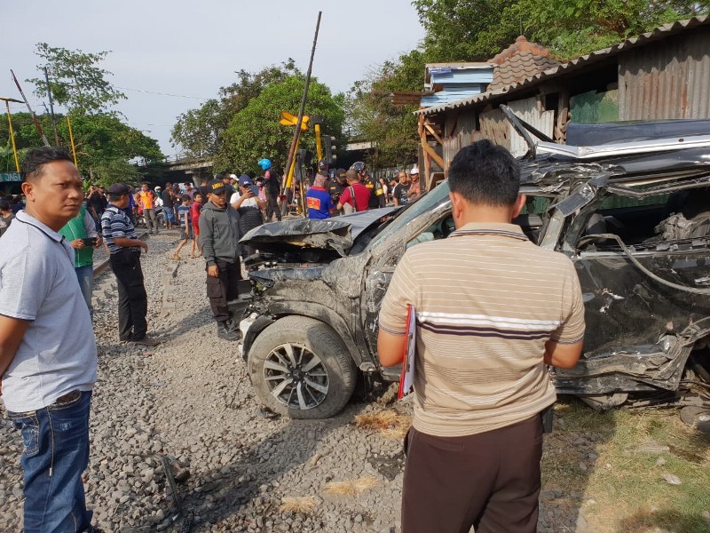 Satu Keluarga Tewas Tertabrak Kereta di Surabaya