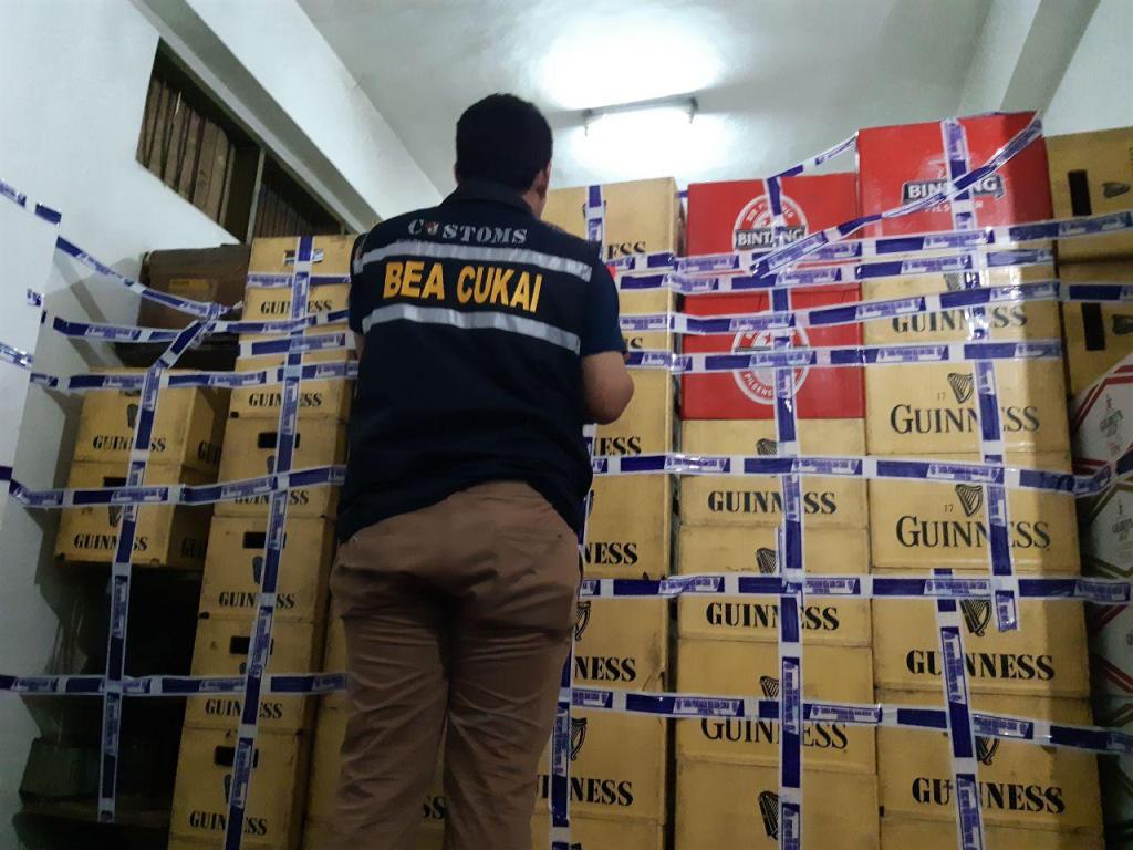 Ribuan Botol Minuman Keras Disita Bea Cukai Malang