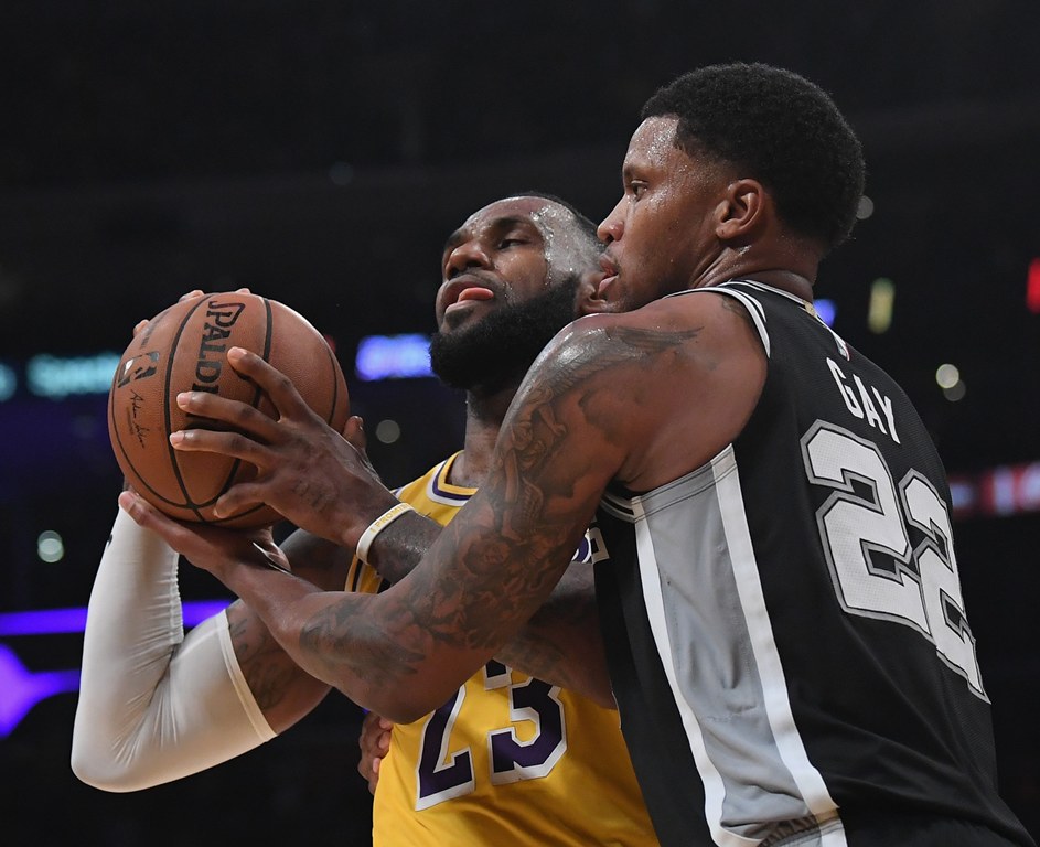 Spurs Perpanjang Penderitaan Lakers, Warriors Perkasa di Kandang