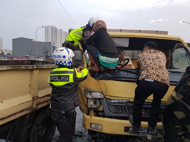 Truk Tabrak Beruntun Tiga Mobil di Depok