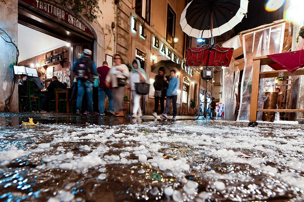 Badai Picu Hujan Es dan Banjir di Italia