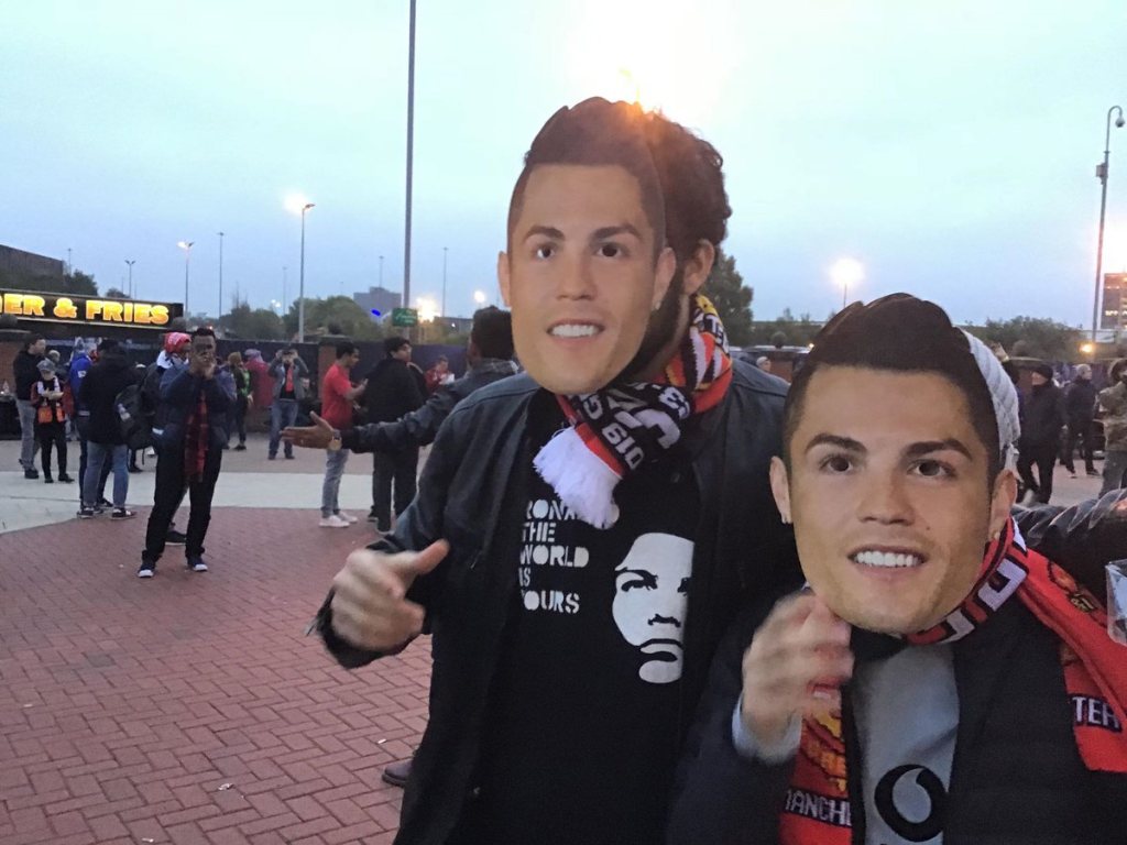 Banyak Pendukung MU Kenakan Topeng Ronaldo