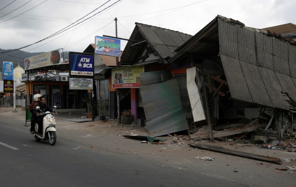 Rumah Korban Gempa Manfaatkan Kayu Sitaan