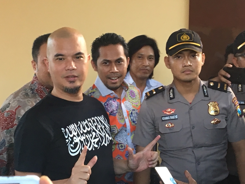 Dhani Datang ke Polda Gunakan Baju Berkalimat Tauhid
