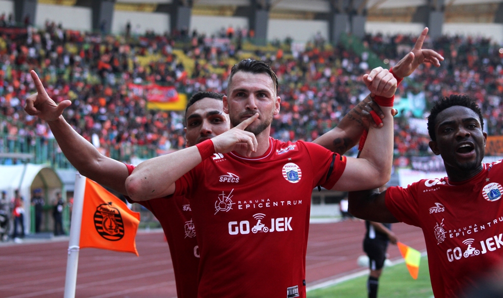 Tumbangkan Persipura, Persija Tempel Persib