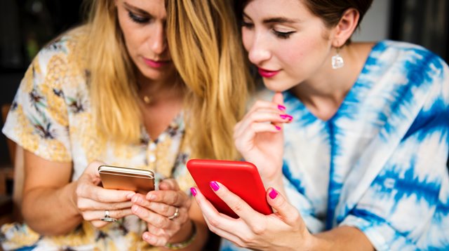 Sering Intip Media Sosial Bikin Wanita Muda Merasa Kurang Bahagia?