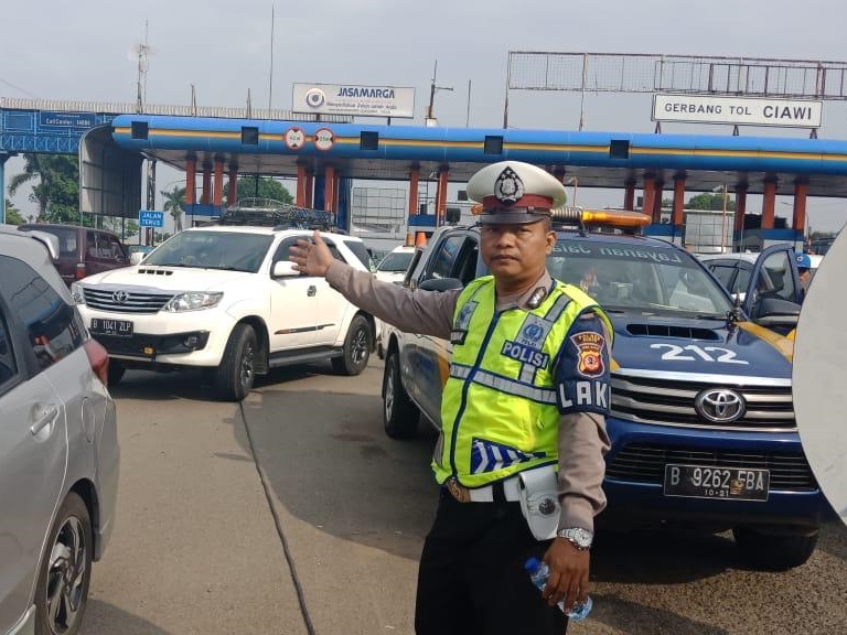 Jalur ke Puncak Bogor Macet 4 KM