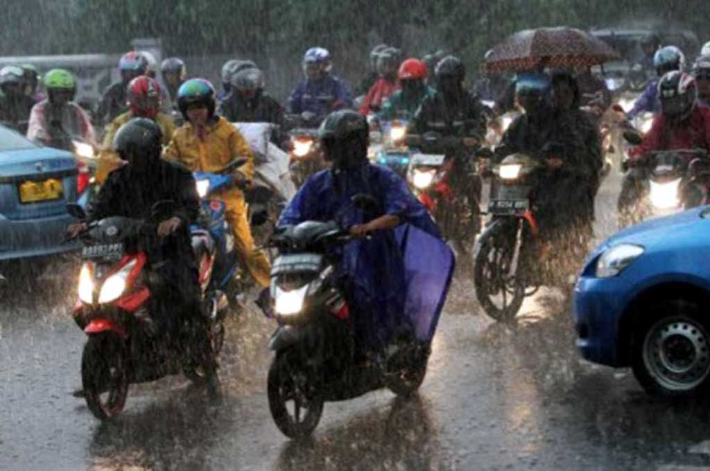 Hindari Penggunaan Rem Depan Motor saat Hujan