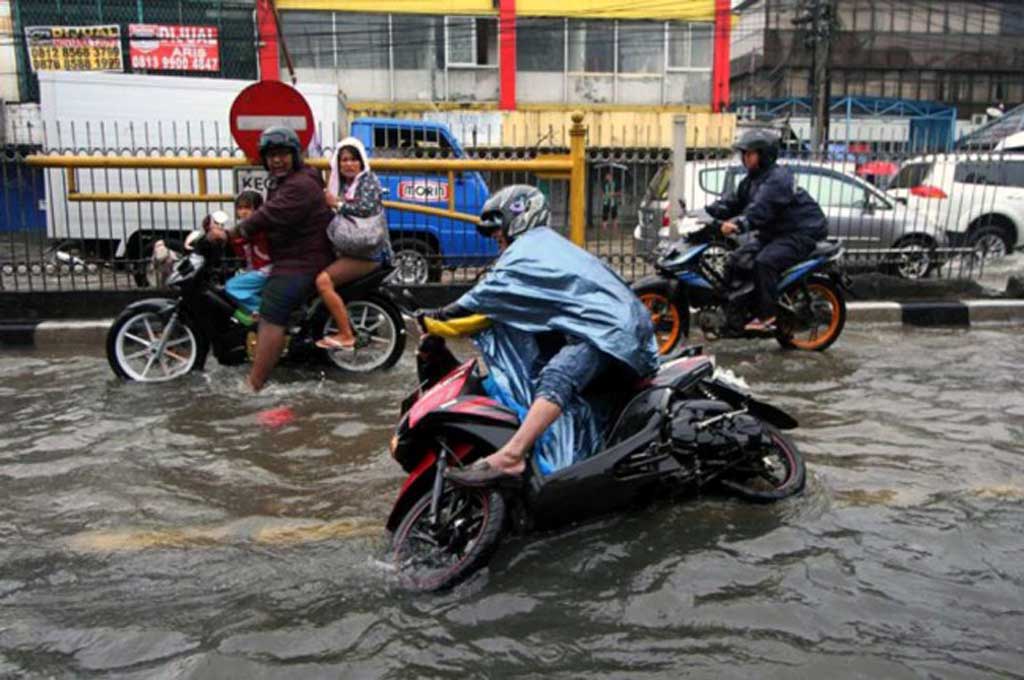 Waspada Terobos Banjir Pakai Motor