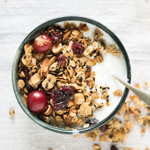 Manakah yang Lebih Baik, Greek Yogurt atau Yogurt Biasa?