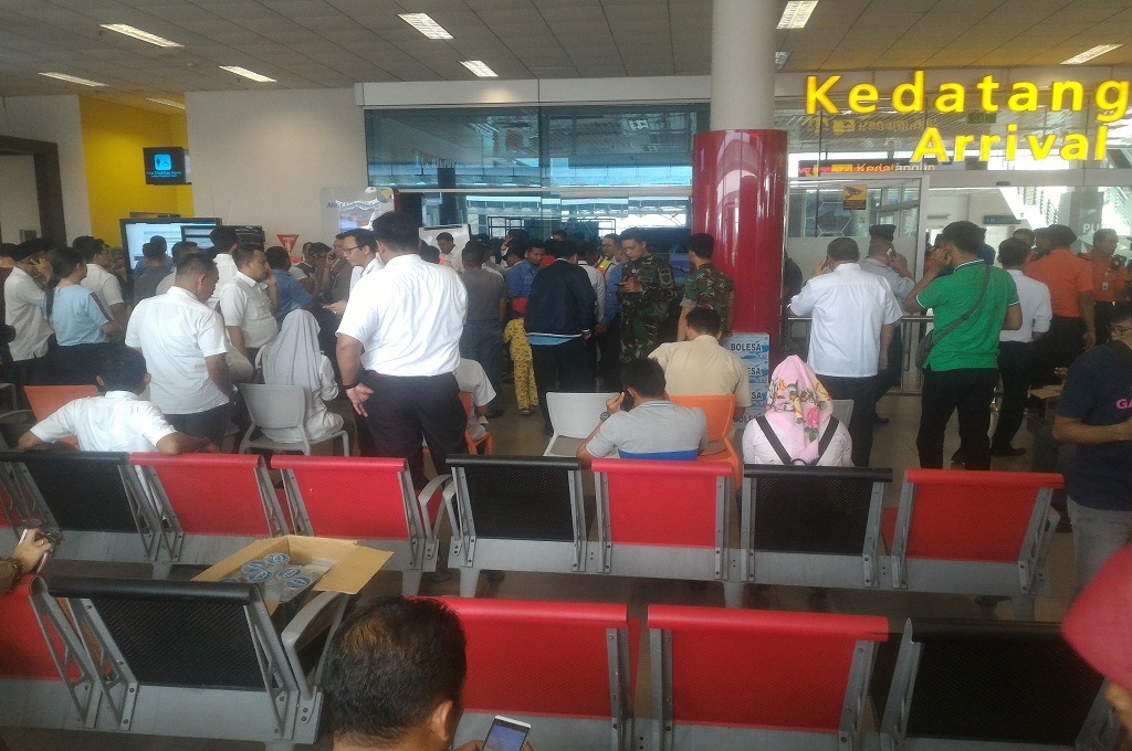 Keluarga Berdatangan ke Posko Bandara Depati Amir
