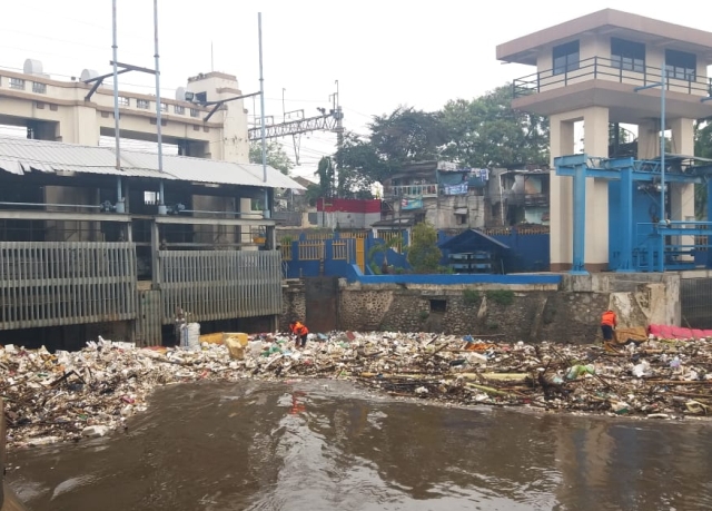 Sampah di Pintu Air Manggarai Menumpuk
