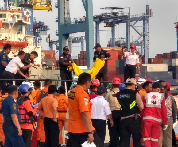 Rescuers Retrieve Body Parts from Lion Air JT610 Crash Site