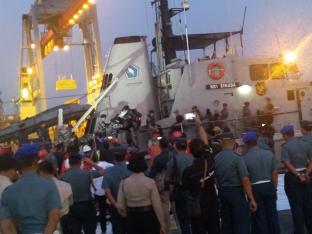 KRI Sikuda Angkut Empat Kantong Jenazah
